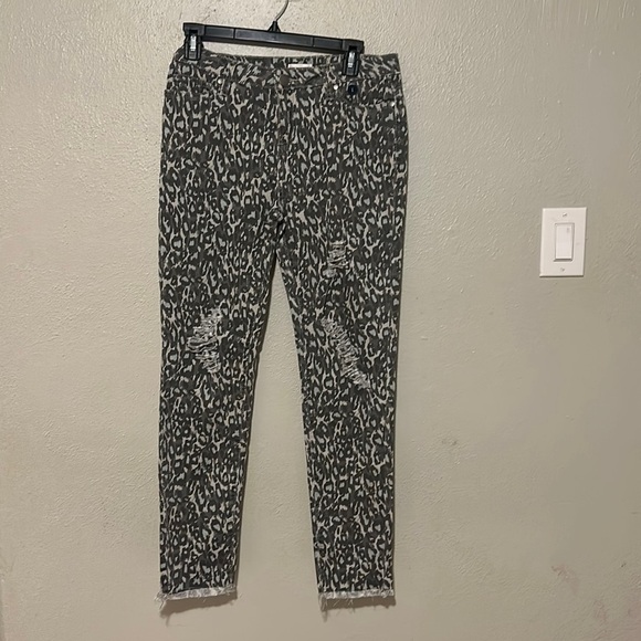 Stop Me If You Can Distressed Ankle - Picture 4 of 8